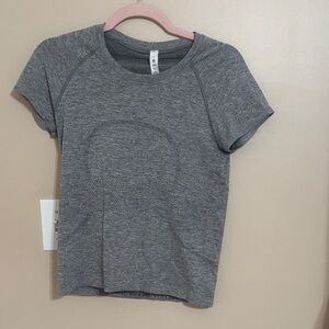 Lululemon Athletica Heathered Gray Short Sleeve Tee